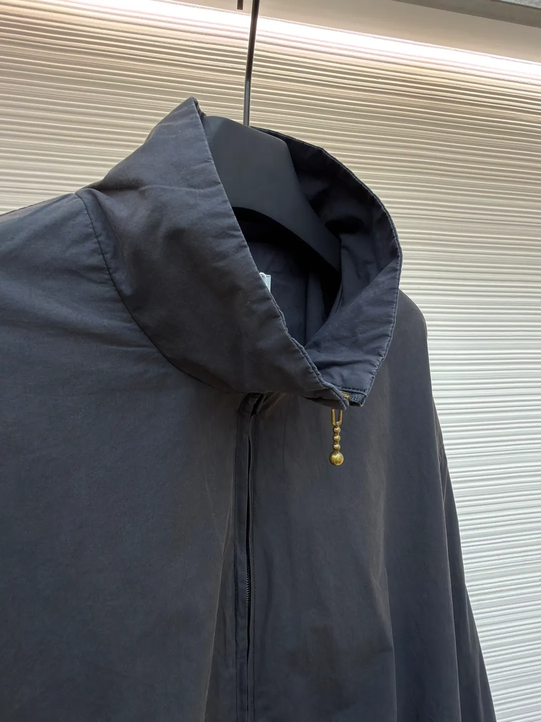 Acne Studios contrasting logo zipper jacket ●Original version: Purchased and developed for 6500 ●Item number: 1681084-B45 ●Material: Illusion elegant cotton fine woven silk fabric ●Technology: Solid printing production ●Version: Loose fit ●Weight: about 600 grams ●Size: 42-44-46-48 ●Description: Customized Illusion elegant cotton fine woven silk, soft and silky, comfortable and close to the skin, with aged black as the color The inadvertently smudged distressed effect meets the carrier of retro sentiments. The panel decorations are displayed in a homogeneous manner. It is embellished with the eye-catching Acne Studios 1996 contrasting logo on the back panel. It has a retro charm and exudes a modern simple fashion sense. The elastic cuffs and hem design cleverly outline the body lines and reveal a sense of high-end that cannot be ignored in the casualness. It is the most stylish fashion pioneer on the street, using solid printing. The chest printing has been modified by the film screen three times. Use glue liquid paint to print the pattern on the fabric, bake the fabric to fix the printed pattern, and use the gradient spraying process to make the clothes appear rich in color under different lights and increase the visual layering. Heavy washing uses a special solution to remove stains and slight fading, and then snowflake washing uses strong washing to remove fading and make the color more uniform. The hem is made at one time using a three-needle waist-stretching machine. The machine's special needle position and feeding mechanism are used to sew the elastic band and the fabric together in the same process. The three-needle design is stronger and can evenly distribute pressure to ensure that the elastic band and the fabric are tightly fitted. The overall wiring is straight and delicate, the fabric is comfortable and soft, and the color is consistent without color difference. It can be matched with the same style to create a fashionable look and control various occasions. Customized accessories, complete with three standards, same style for men and women!